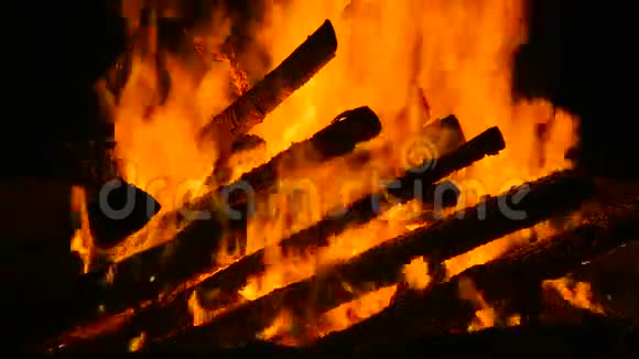 夜间近距离燃烧的野营火视频的预览图