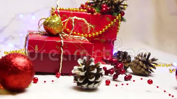 手工制作的红色礼品盒和带有灯光的圣诞装饰全景中等平面视频的预览图