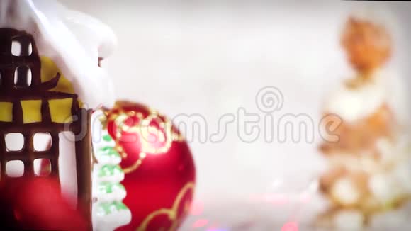 前景上有圣诞玩具的玩具屋背面有闪烁的灯笼的天使形象视频的预览图
