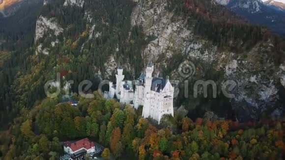 鸟瞰Neuschwanstein城堡秋色巴伐利亚德国视频的预览图