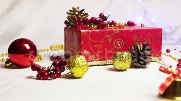 手工制作的红色礼品盒和带有闪亮灯笼的圣诞装饰品全景式运动总平面图视频的预览图