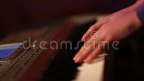 在聚会上人类的手在弹钢琴视频的预览图
