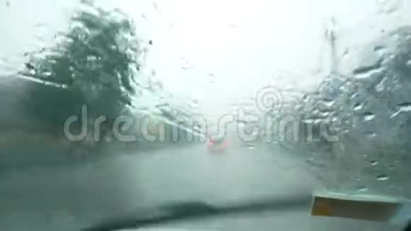 雨车挡风玻璃风暴视频的预览图