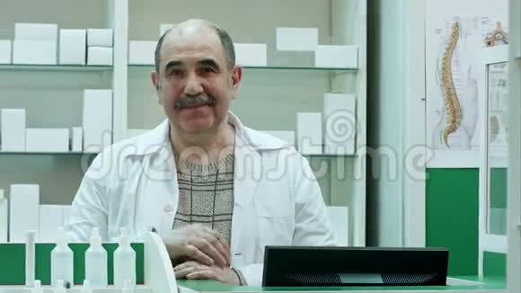 微笑的医生举着一瓶药片把它送给一个正在寻找照相机的顾客视频的预览图