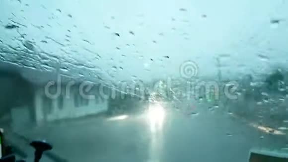 雨车挡风玻璃风暴视频的预览图