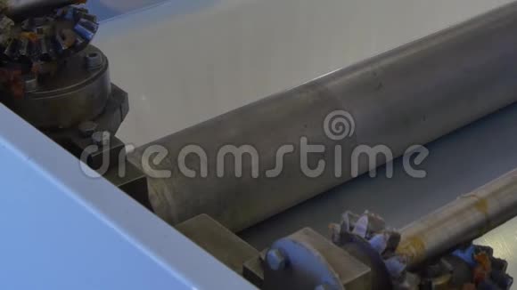 工厂工业机器上金属涂层的包络辊视频的预览图