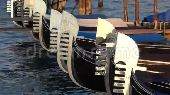 在早晨的太阳特写镜头中摩西停泊着贡多拉斯威尼斯视频的预览图