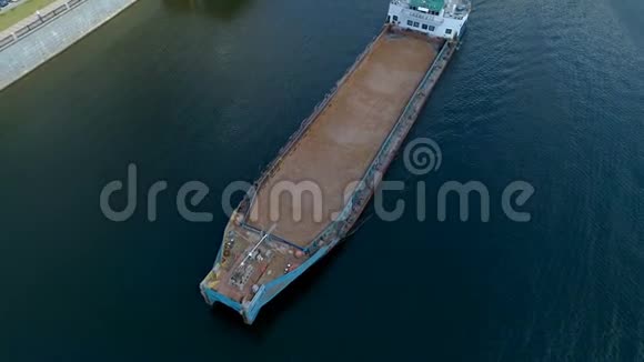 河上货船的高角度视频的预览图