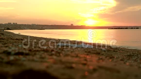 里海海岸的沙滩日落在海边水平视频的预览图