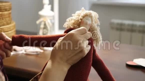 一个女人穿着洋娃娃的衣服视频的预览图