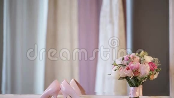 女人鞋子和新娘花束视频的预览图