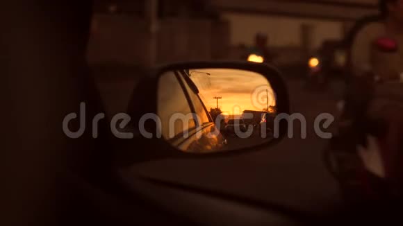 橙色日落在后景汽车镜子4K泰国视频的预览图
