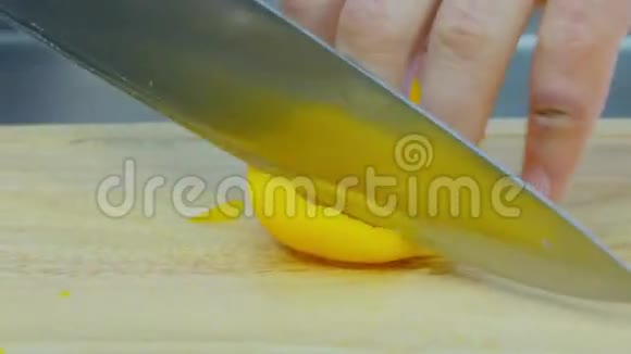 厨师切黄椒视频的预览图