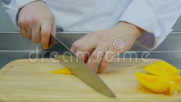 厨师切黄椒视频的预览图