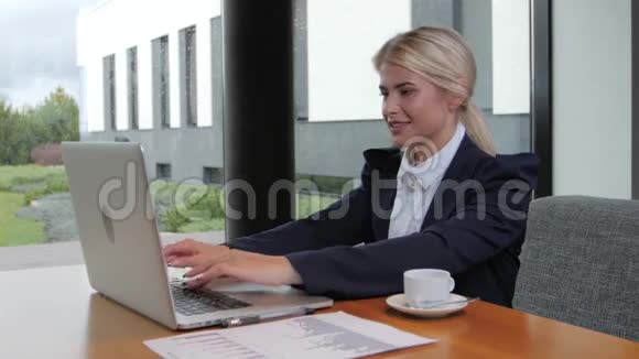 女人在午餐时间用笔记本电脑交流喝咖啡视频的预览图