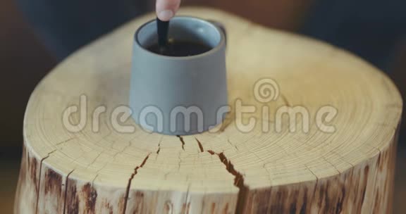 男人搅拌热咖啡视频的预览图