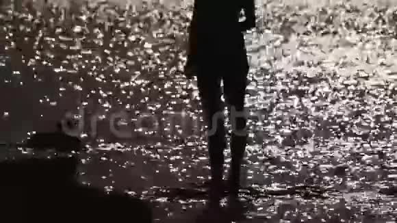 一位年轻女子在波光粼粼的水面上修长的腿视频的预览图