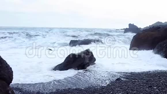 冰岛在黑色海滩冲浪南海岸维克视频的预览图