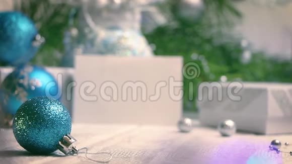 带新年和圣诞装饰的蓝色圣诞树球背景模糊的侧视视频的预览图