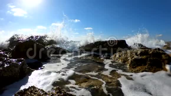 海浪拍打在岩石海滩上视频的预览图