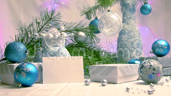新年和圣诞装饰和礼物蓝色和银色带有浅紫色背景视频的预览图