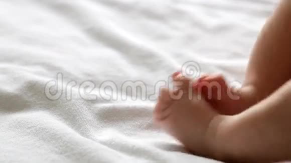 刚出生的婴儿躺着的小脚视频的预览图