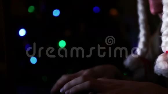 圣诞老人戴着一顶滑稽的圣诞帽白色的辫子在圣诞树附近写着电子邮件视频的预览图