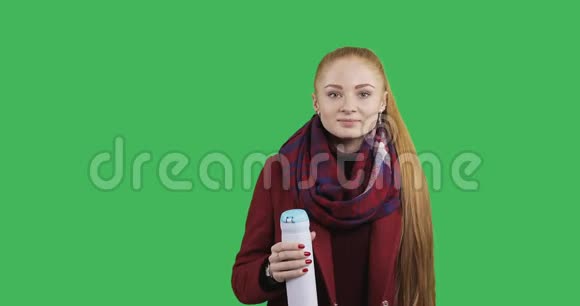 可爱的女孩长着红色的头发在绿色的关键背景上有一个热水瓶视频的预览图