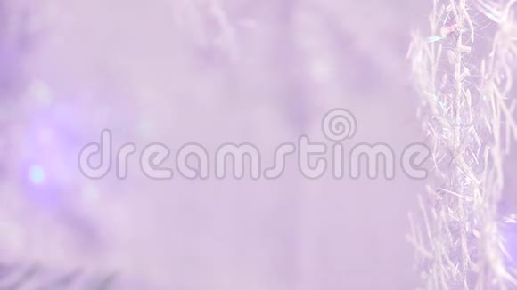 新年和圣诞树装饰成一片浅紫色背景模糊的雪花形状视频的预览图