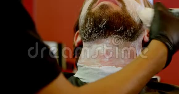 理发师在发廊4k涂剃须膏视频的预览图
