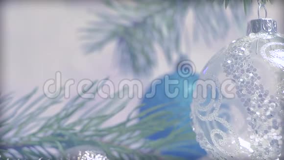 有圣诞树和闪烁的灯光花环的圣诞装饰品视频的预览图