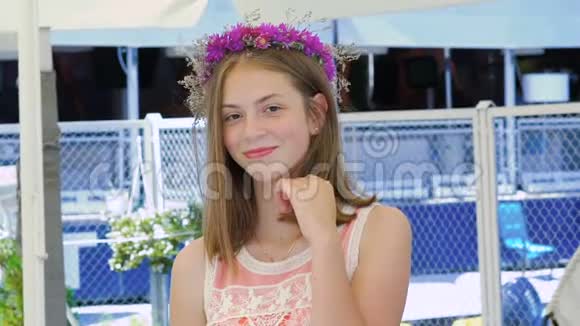 漂亮的女孩摆姿势手里拿着一束花在酒吧湾上慢慢地视频的预览图