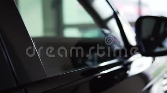 现代汽车上的侧后视镜库存汽车侧视镜视频的预览图