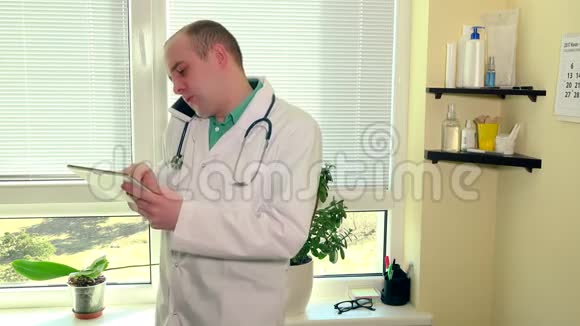 医生拿着平板电脑同时给病人打电话视频的预览图