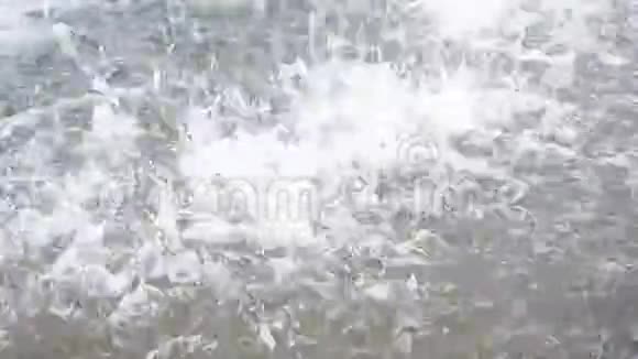 水滴溅在水面上视频的预览图