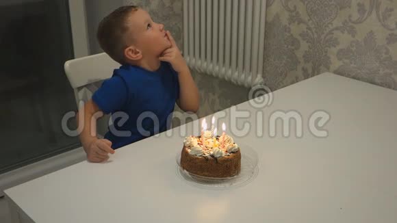 男孩在蛋糕上吹蜡烛视频的预览图