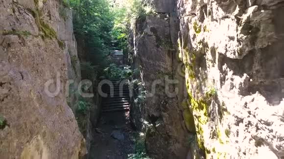 在峡谷的岩石之间飞行的摄像机视频的预览图