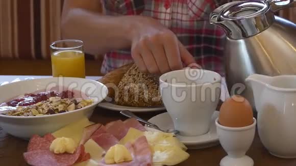 一位女士在早餐时倒咖啡和牛奶视频的预览图