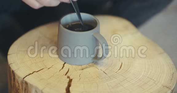 男人搅拌热咖啡视频的预览图