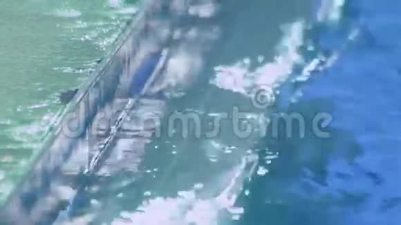 游泳池的水过滤系统靠近水池一侧的水面视频的预览图