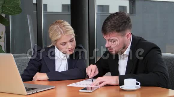 两位同事在一家咖啡馆会面讨论工作视频的预览图