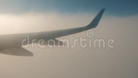 飞机的机翼在滚滚的云层中从窗口观看视频的预览图