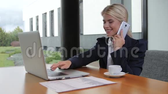 女办公室职员在电话里举行重要谈话视频的预览图