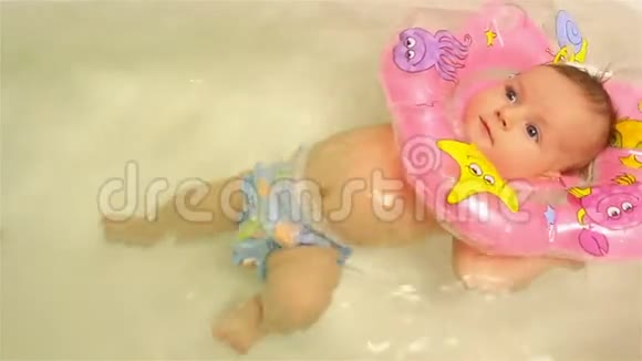 妈妈给新生儿洗澡视频的预览图