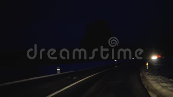 夜间从前排座位开车视频的预览图