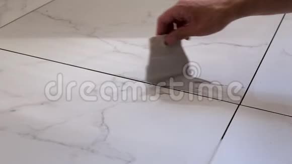 灌浆瓷砖接缝与橡胶槽视频的预览图