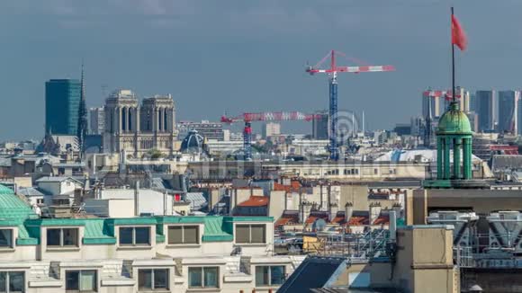 从巴黎的lafayette画廊露台上看到美丽的建筑物的城市景观视频的预览图