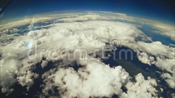 从驾驶舱看到云层飞行视频的预览图
