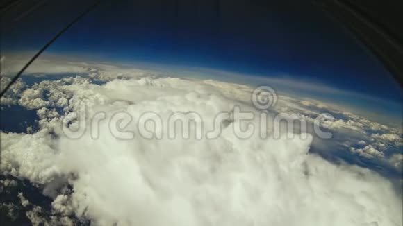从驾驶舱看到云层飞行视频的预览图