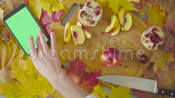 秋天的大自然厨师切桃子视频的预览图